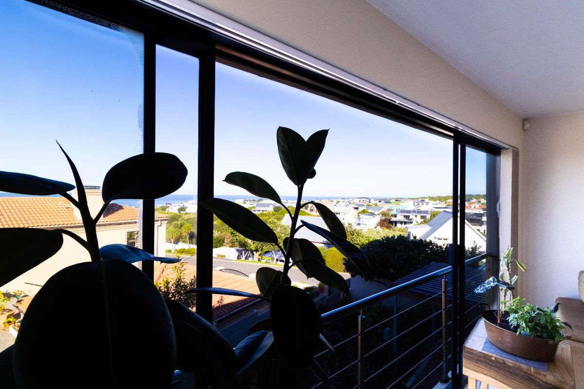 A Hilltop Sanctuary Above Walker Bay - Photo 3