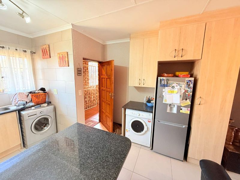 Contemporary 3-Bedroom Upstairs Unit Available in Villa Vista - Photo 4