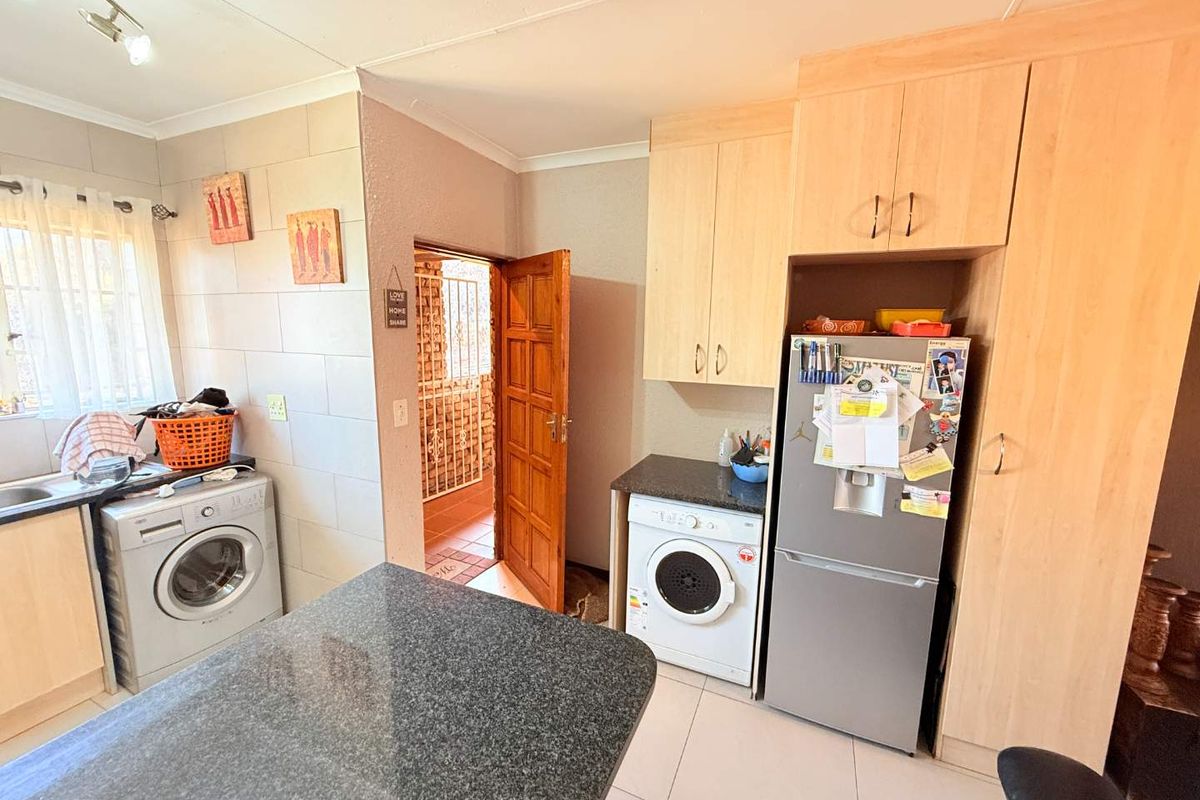 Contemporary 3-Bedroom Upstairs Unit Available in Villa Vista - Photo 4