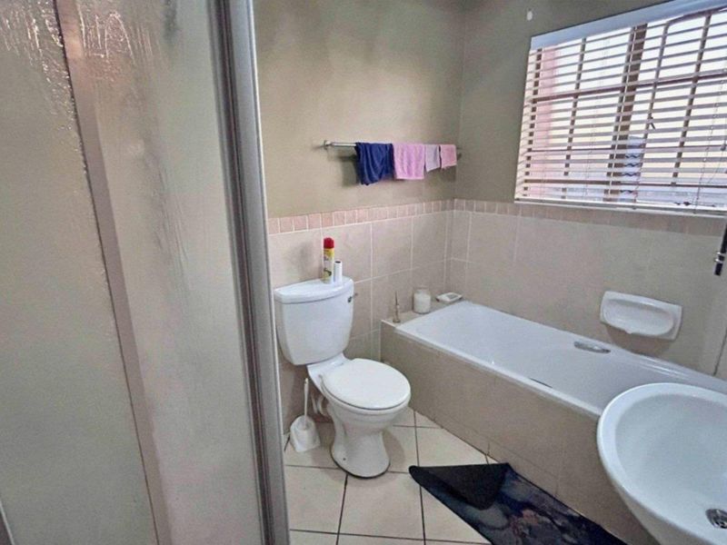 Charming 3 Bedroom Apartment for Sale in Equestria - Photo 8