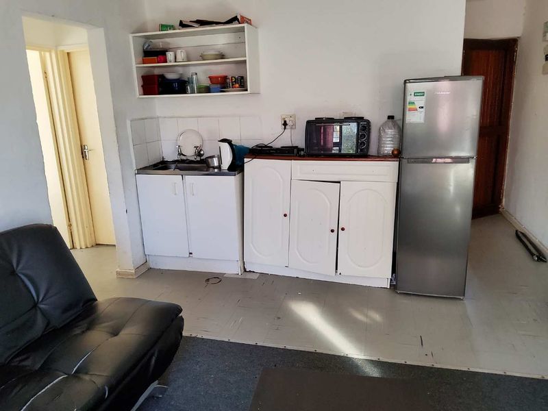 **Charming 3-Bedroom Flat in Secure, Family-Friendly Complex** - Photo 2