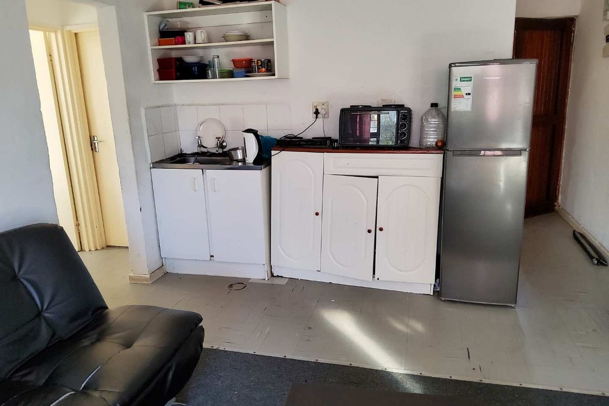**Charming 3-Bedroom Flat in Secure, Family-Friendly Complex** - Photo 2