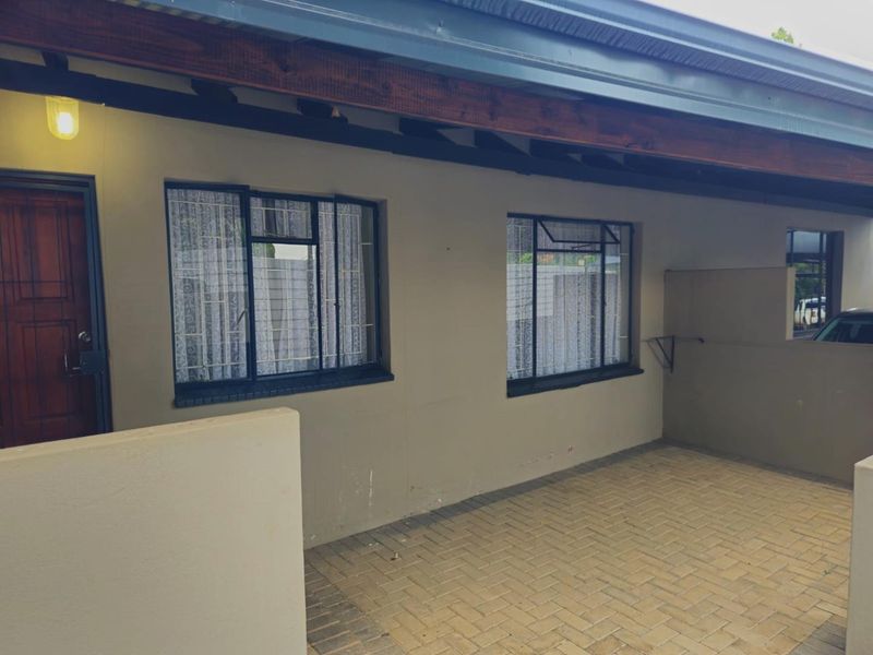 Modern  Apartment in Hartbeespoort - Photo 4