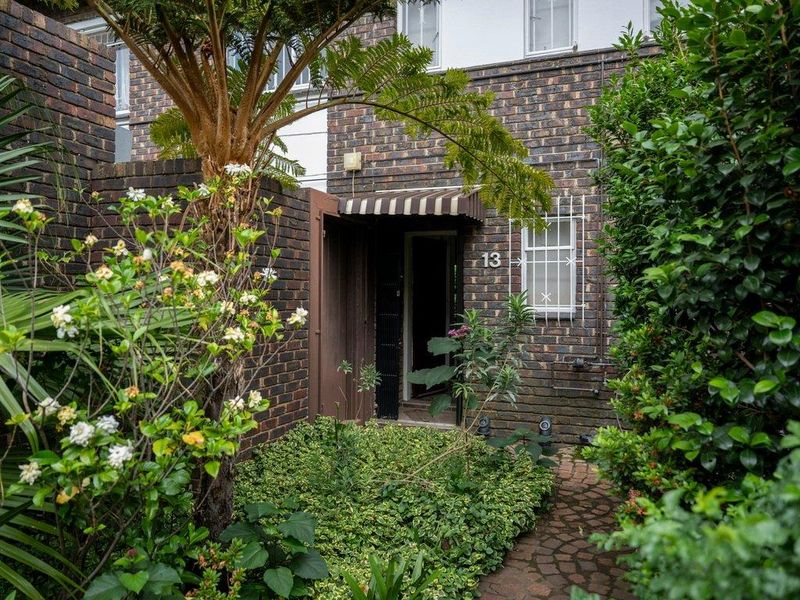 Double-Storey Unit with Spacious Living Areas - Photo 3