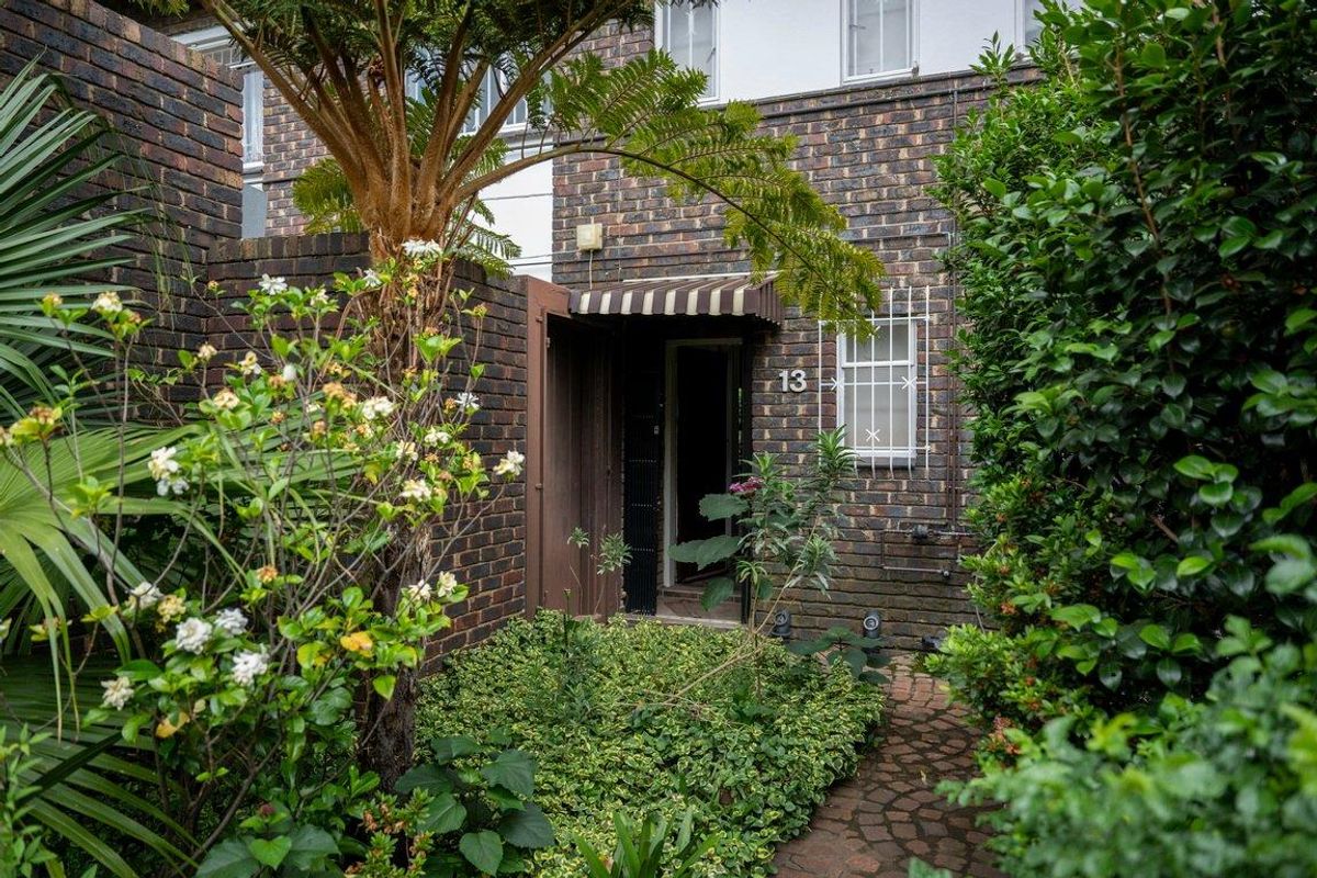 Double-Storey Unit with Spacious Living Areas - Photo 3