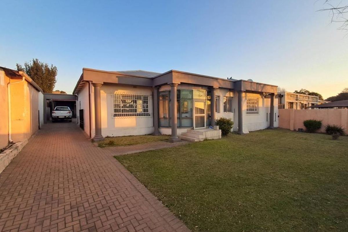 Comfortable Family Living with Versatile Flatlet and Pool - Photo 3