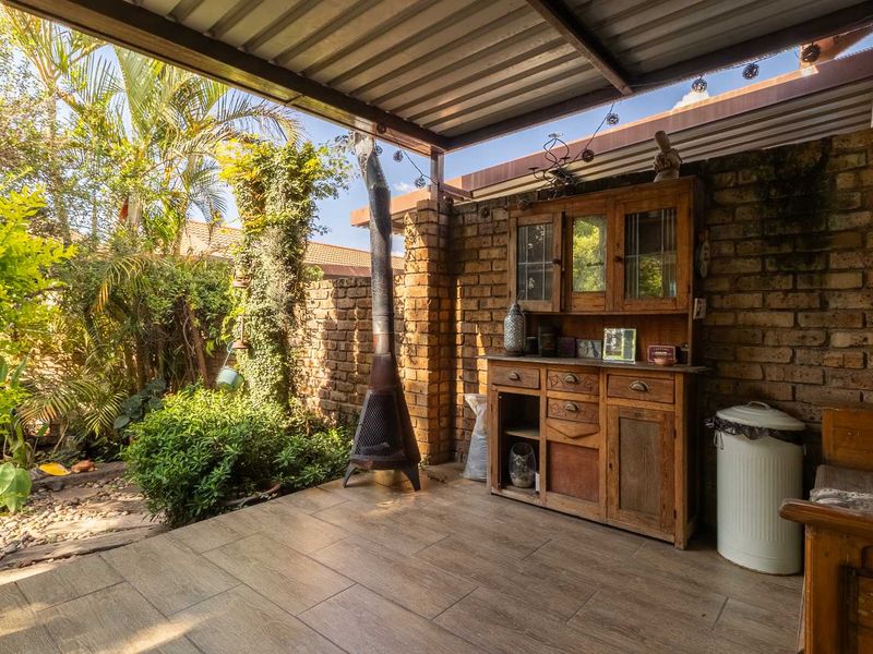 Spacious three bedroom simplex - large garden - Security complex - Equestria - Photo 4