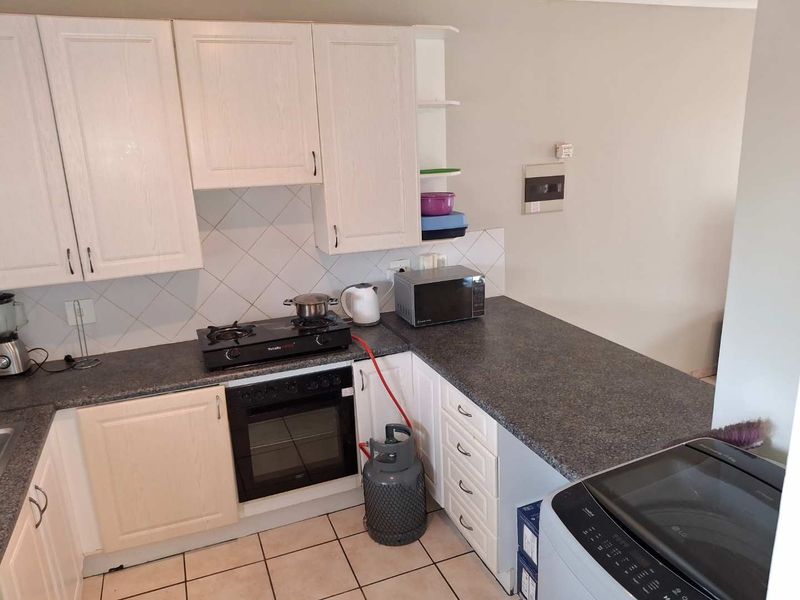 Spacious, Modern 2 Bedroom, 2 Bathroom Apartment with a Single Garage close to Gautrain station!  Great Investment! - Photo 2