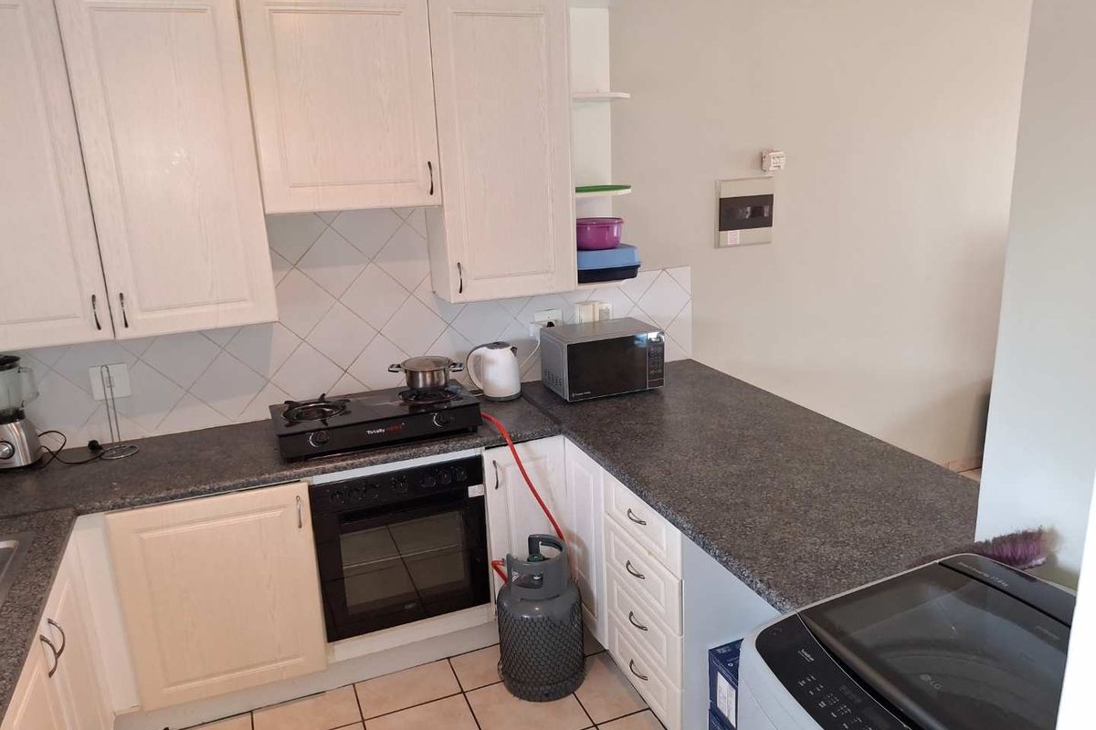 Spacious, Modern 2 Bedroom, 2 Bathroom Apartment with a Single Garage close to Gautrain station!  Great Investment! - Photo 2