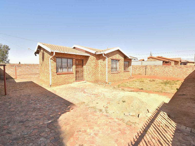 Low Maintenance Facebrick Home - Photo 2