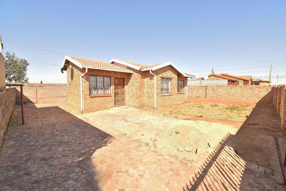 Low Maintenance Facebrick Home - Photo 2
