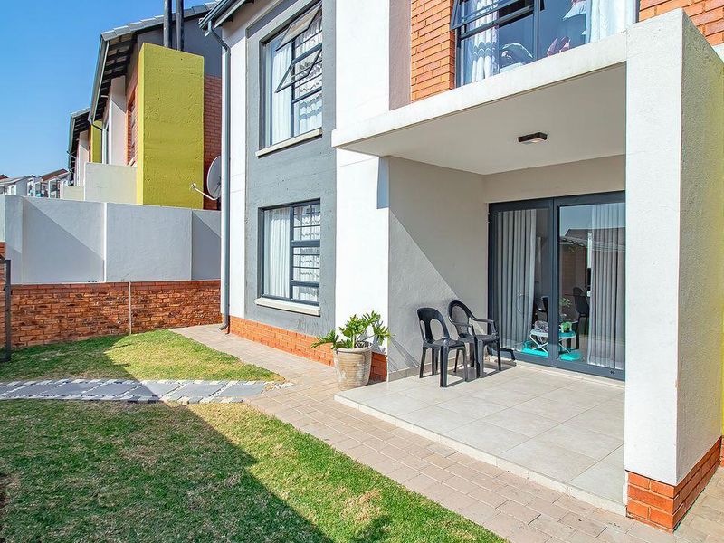 Experience Luxury Living at The Manhattan Lifestyle Estate - Photo 2