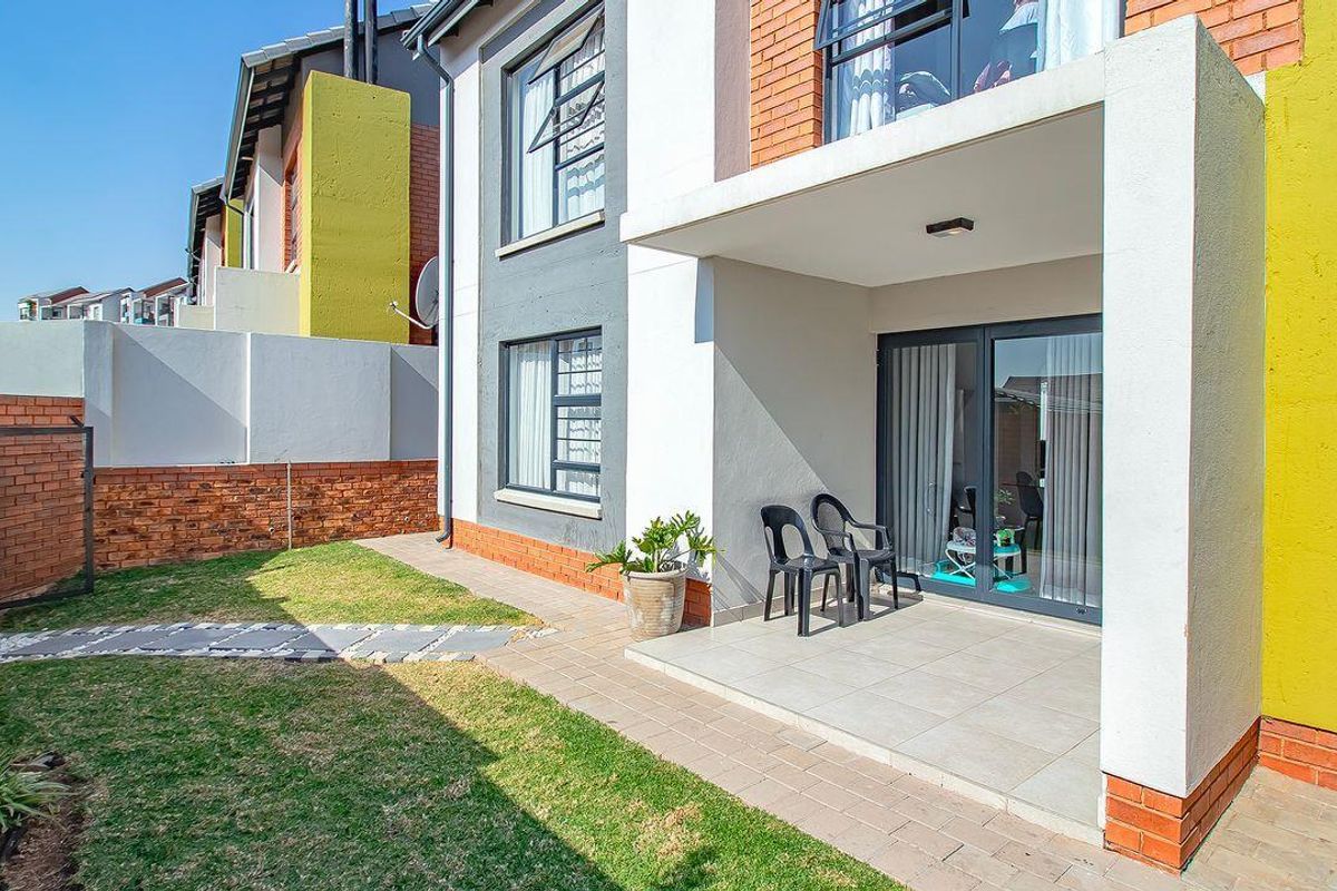 Experience Luxury Living at The Manhattan Lifestyle Estate - Photo 2