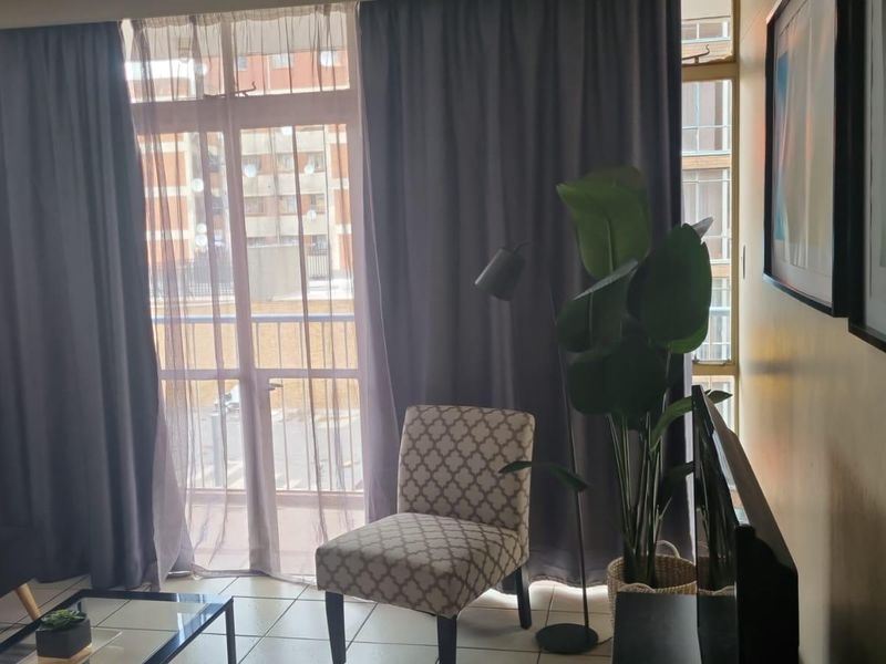 BRAAMFONTEIN,BACHELOR UNIT,R375000 - Photo 9