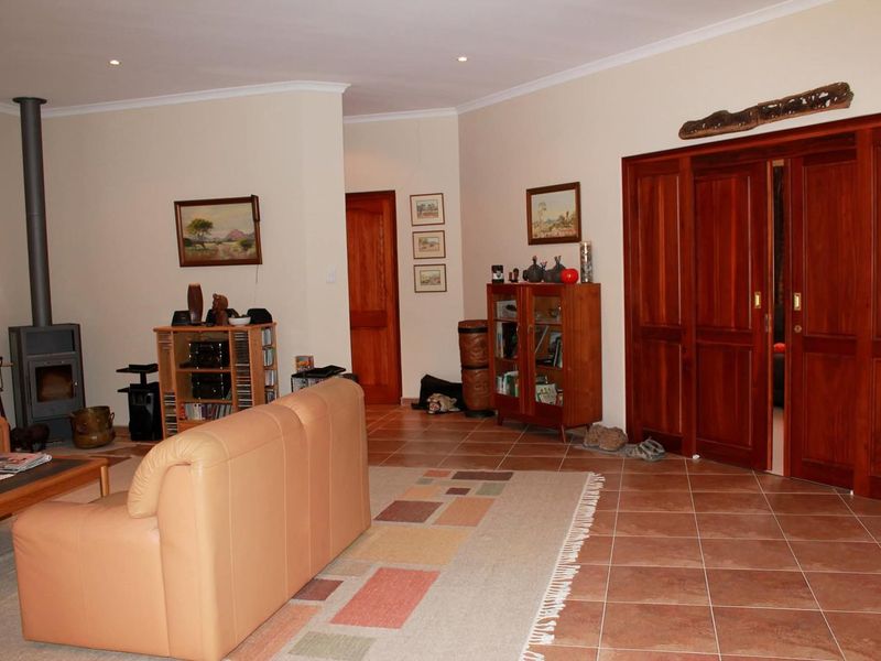 Lovely property with surrounded landscaped gardens and spacious verandas, situated in the outskirts of Omaruru, bordering the Omaruru River. - Photo 3