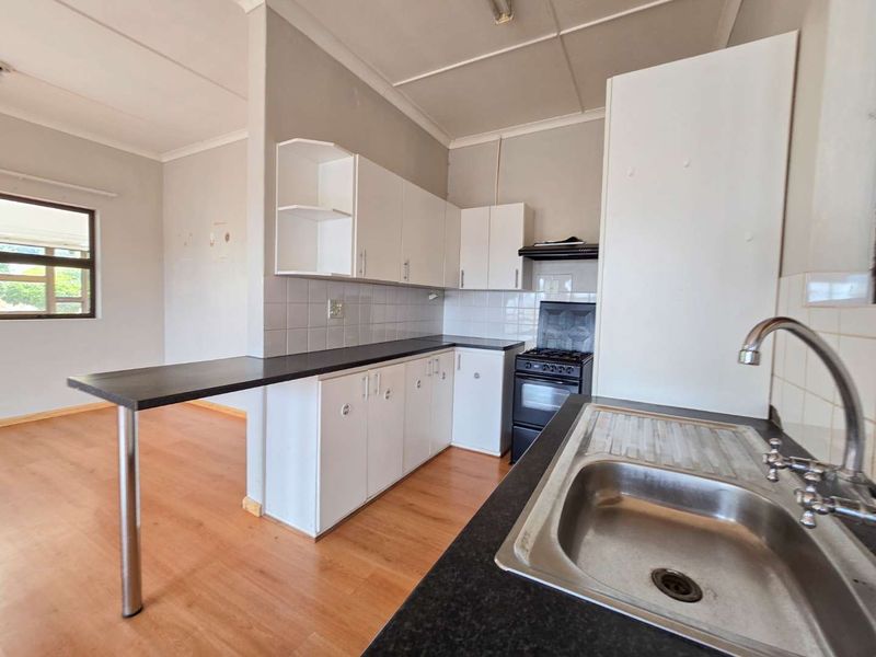 Two bedroom home with great potential for sale in Stilbaai-Wes. - Photo 10