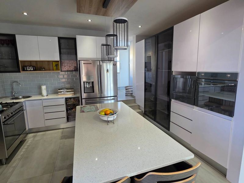 Elegant 4 Bedroom Family Home in The Hills Nature Reserve - Photo 7