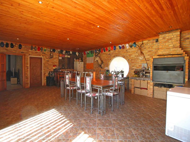 4-Bedroom Family Home with Pool and Entertainment Area - Photo 9