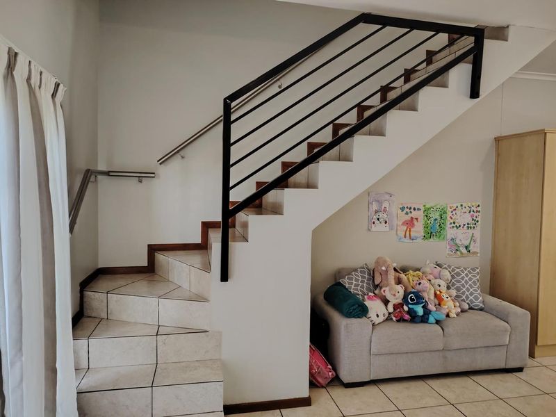 Three-bedroom townhouse in a secure gated complex in Vredenberg Bellville. - Photo 8