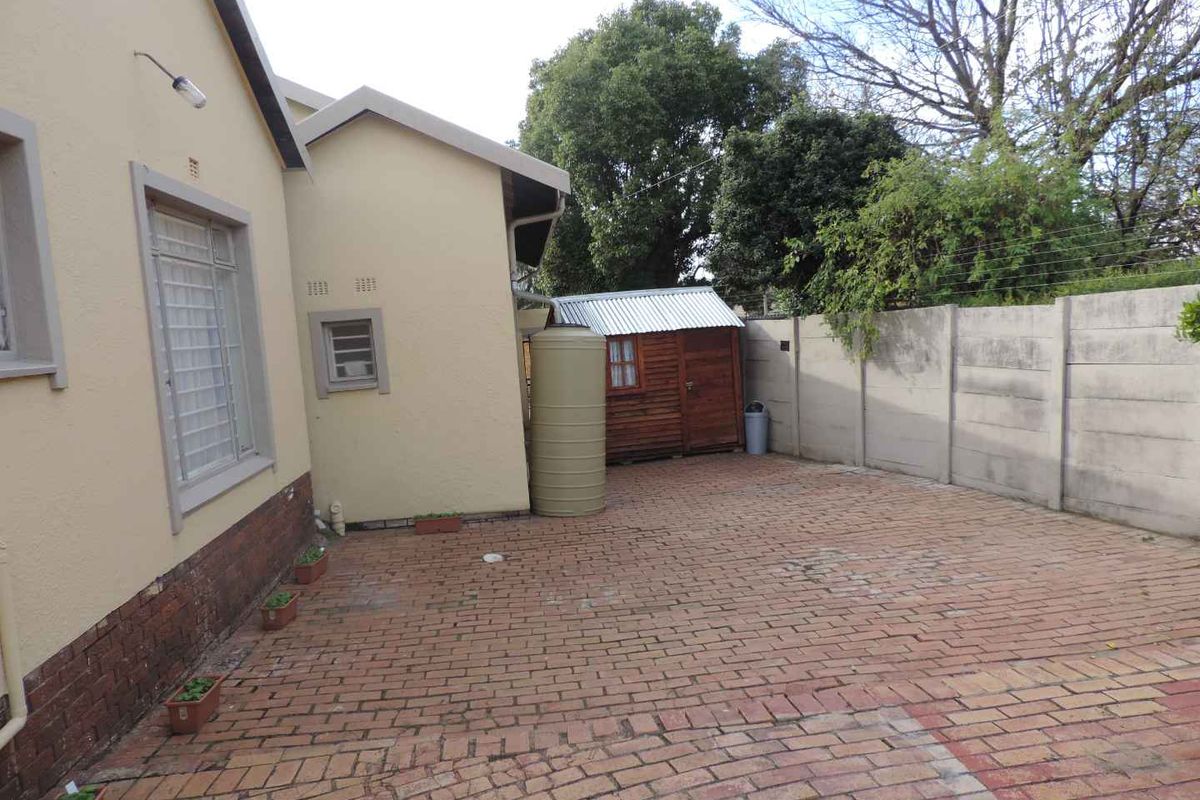 Immaculate home in the heart of Brackenhurst - Photo 4