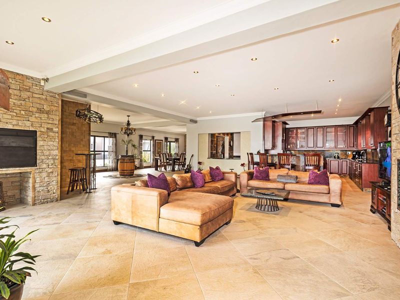 Spectacular Tuscan Villa with 13 Bedrooms and Private Apartments Overlooking Tygerberg Nature Reserve - Photo 10