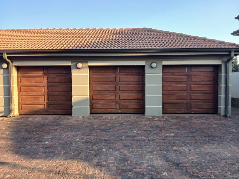 NEW RELEASE - Live Close to OR Tambo Airport in This Stylish Boksburg Apartment - Photo 4