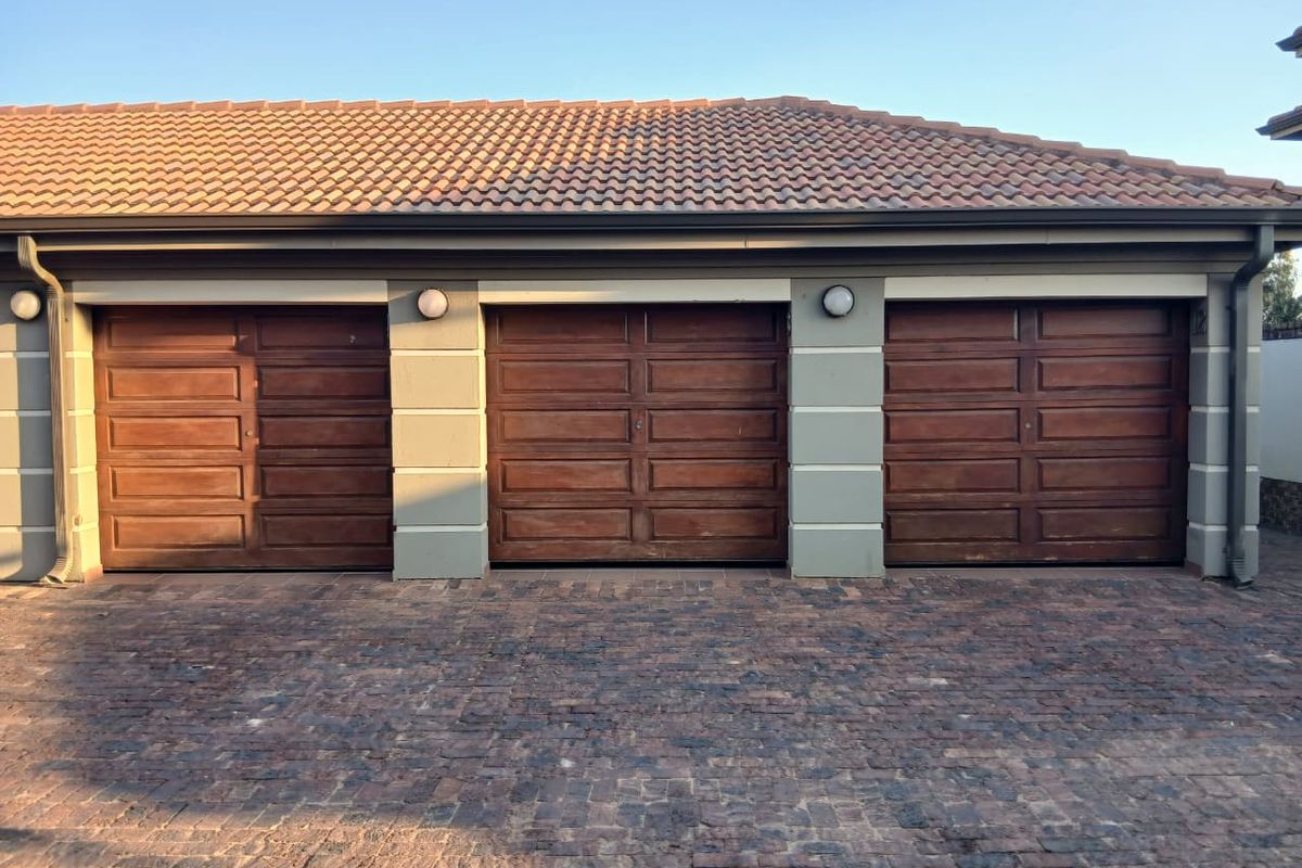 NEW RELEASE - Live Close to OR Tambo Airport in This Stylish Boksburg Apartment - Photo 4