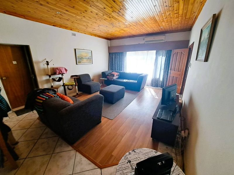 Spacious 3-Bedroom Home with 3 Bed Flatlet in Prime Waverley Location - Photo 3