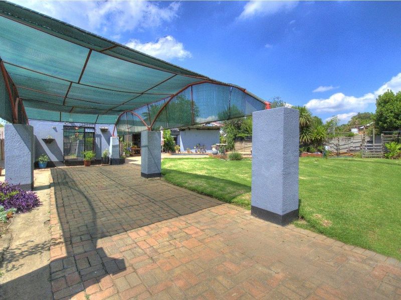 4 bed home plus 2 cottages - Photo 4