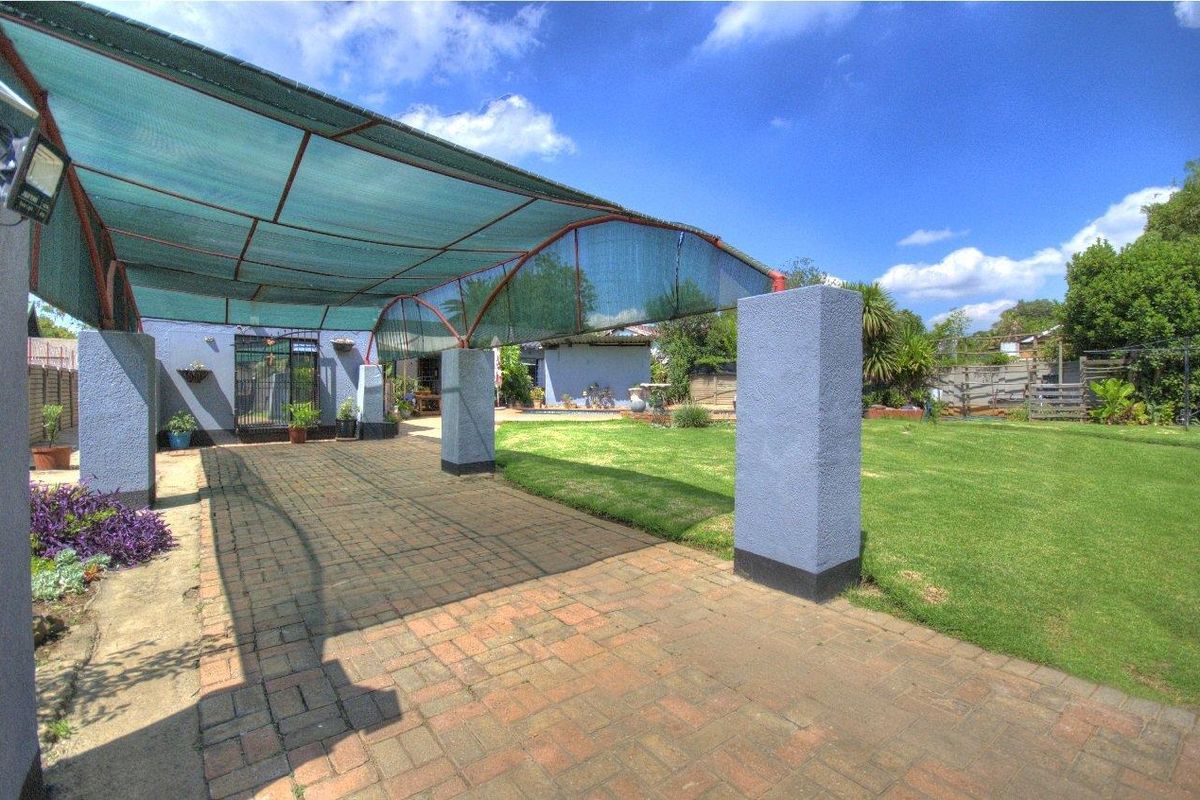 4 bed home plus 2 cottages - Photo 4