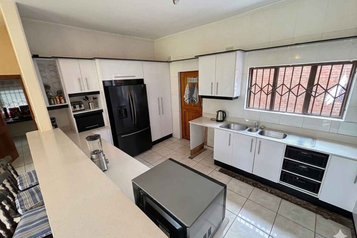 Elegant 4-Bedroom Double-Storey Home with Pool in Malvern - Photo 5