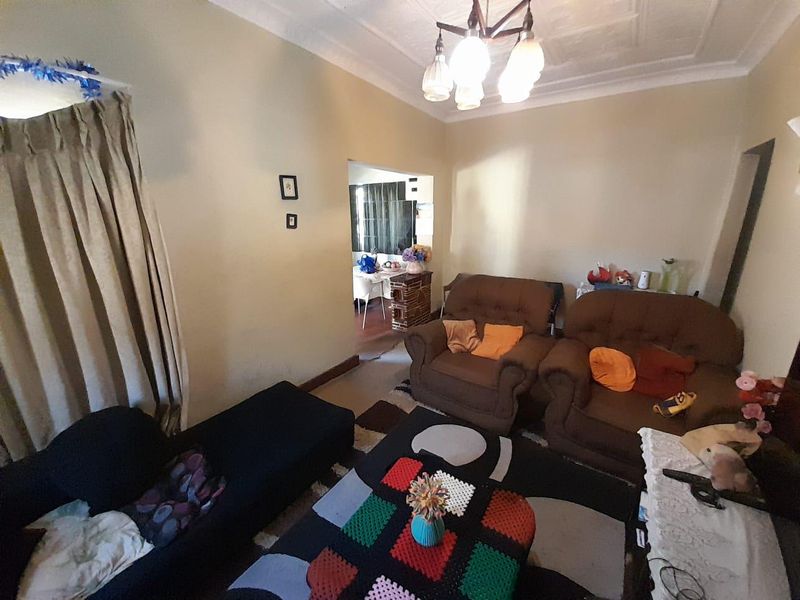 "Discover this contemporary residential property located in the lush surroundings of Bezuidenhout Valley, Johannesburg" - Photo 5
