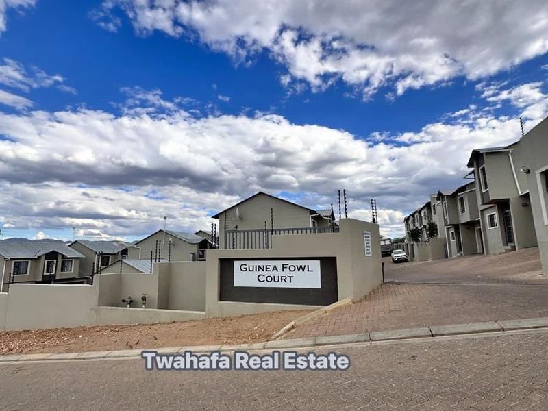 Spacious Three bedroom Townhouse - Photo 3