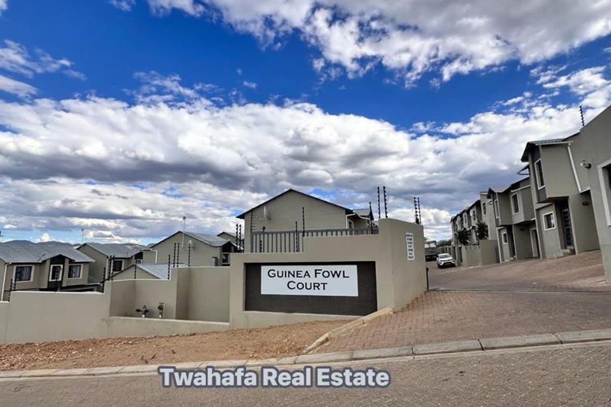 Spacious Three bedroom Townhouse - Photo 3