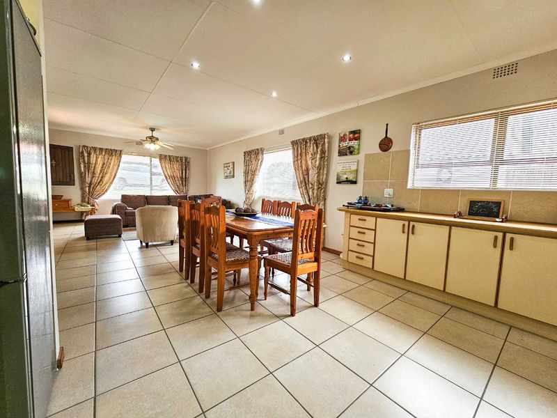 Neat family home with bachelor flat for sale in Stilbaai Wes. - Photo 10