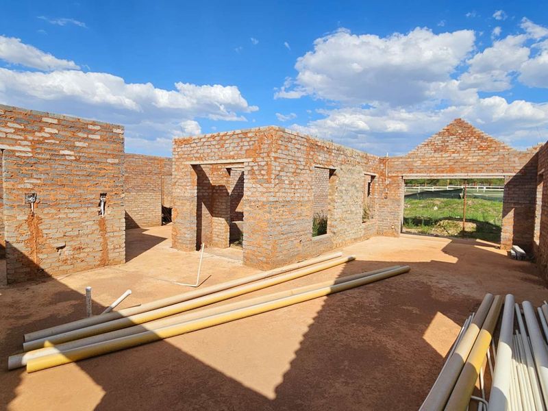 Incomplete Single Story Family Home In Landsmeer Equestrian Estate  R 1 395 000 - Photo 5