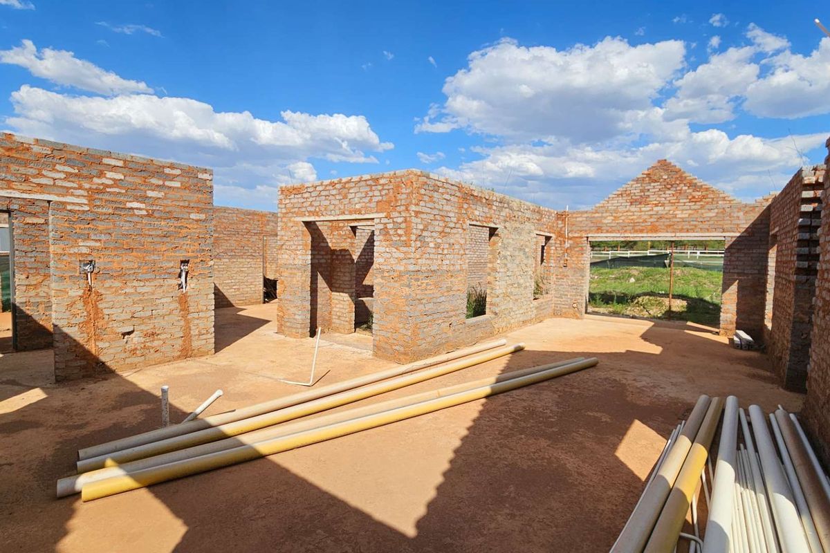 Incomplete Single Story Family Home In Landsmeer Equestrian Estate  R 1 395 000 - Photo 5