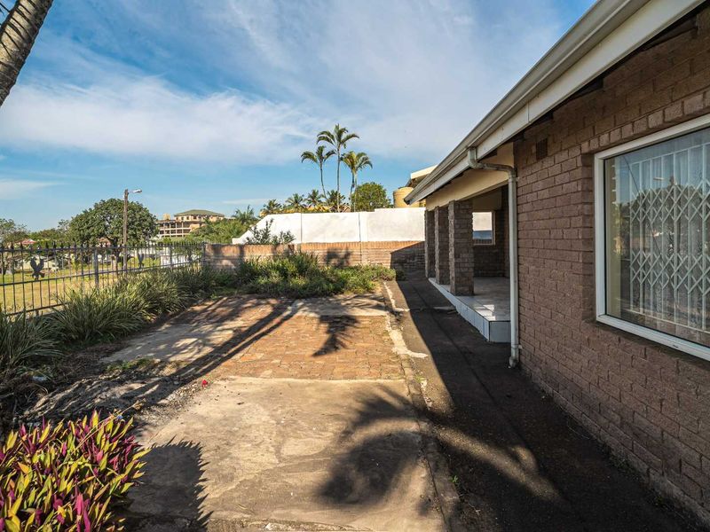 Spacious, Sea Views and Income Generating Family Home - Photo 9