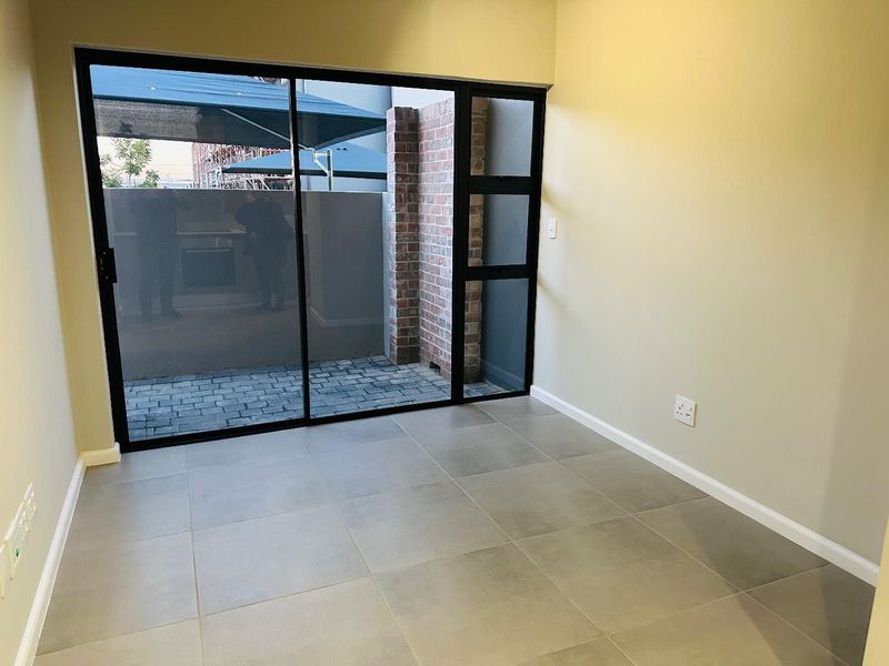 Contemporary Ground-Floor Unit with 24-Hour Security - 1 June 2026 - Photo 4