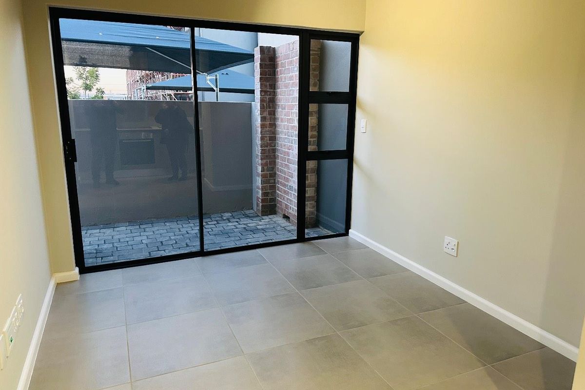 Contemporary Ground-Floor Unit with 24-Hour Security - 1 June 2026 - Photo 4