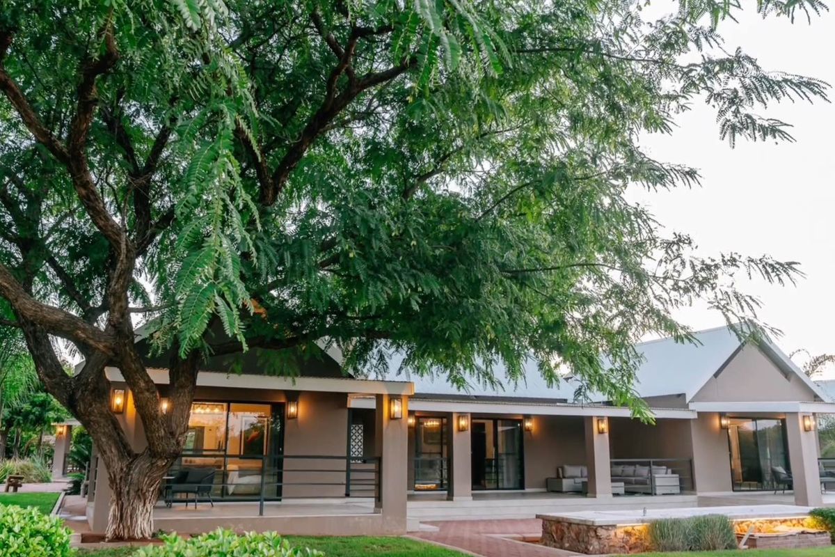 Stunning Lodge next to Etosha National Park - Photo 2