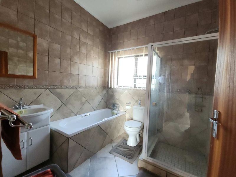 Exceptional beachfront house in Henties Bay, with unlimited and the most beautiful sunsets included in the price!!! - Photo 8