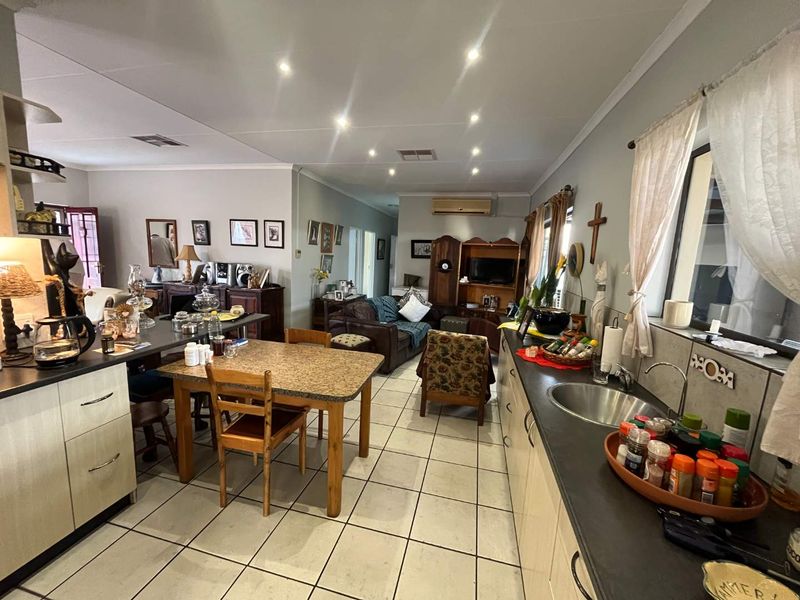 Immaculate 3-bedroom townhouse just outside Upington - Photo 4