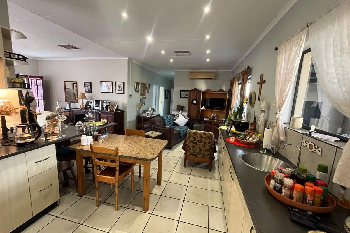 Immaculate 3-bedroom townhouse just outside Upington - Photo 4