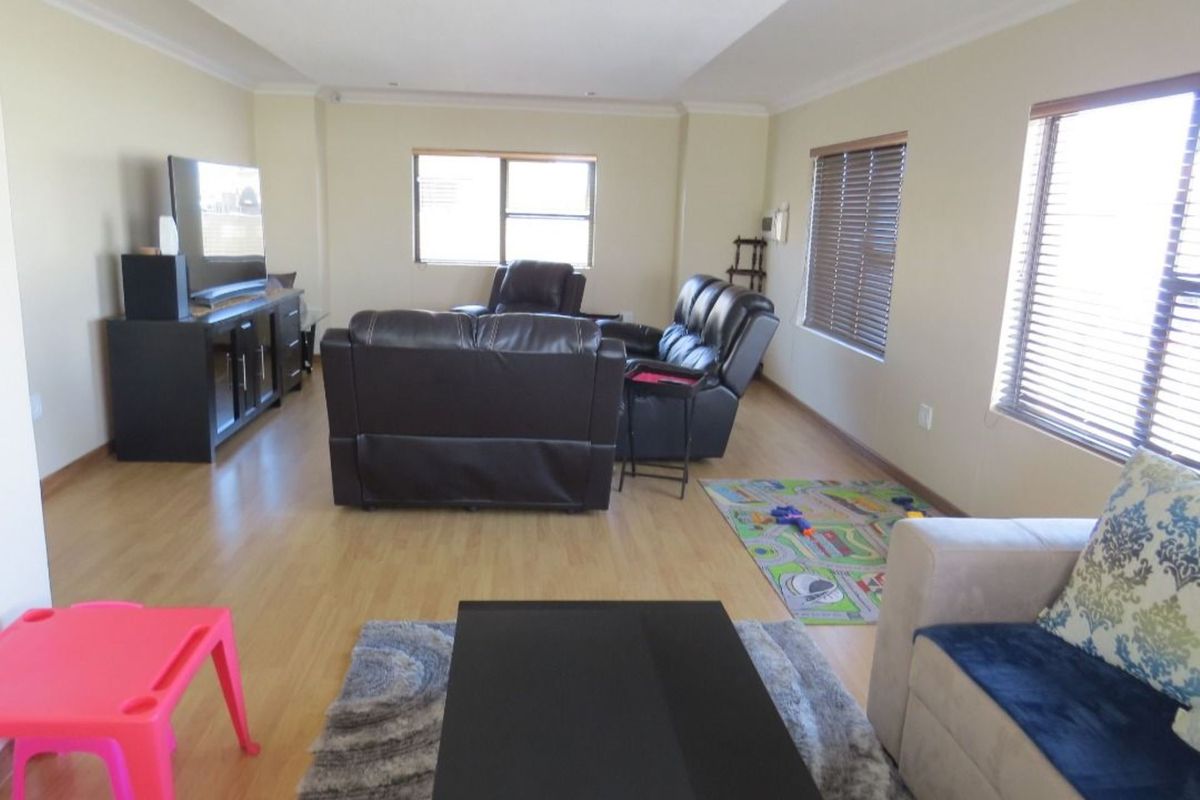 FOR SALE - 3 BEDROOM UNFURNISHED HOUSE WITH 2 BEDROOM FLAT FOR SALE IN OCEAN VIEW, SWAKOPMUND, NAMIBIA - Photo 2