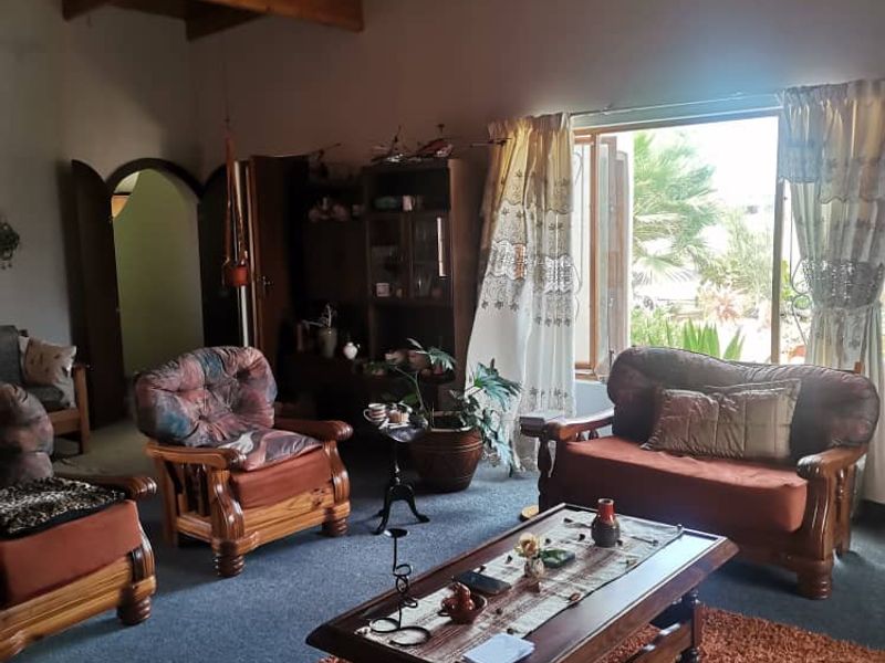 For sale - Hentiesbay "Spacious Serenity: 2-Bedroom House with Garden & Garages! - Photo 4