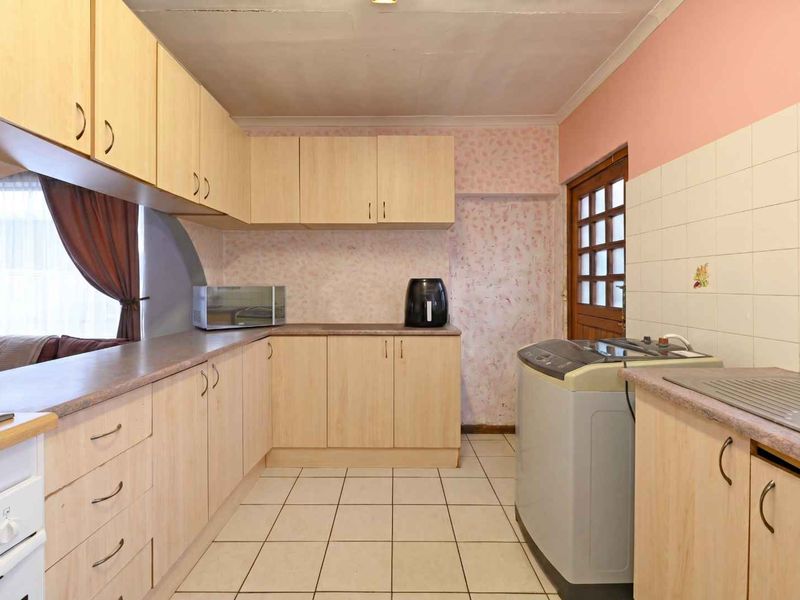 Spacious Dual Living Property - Photo 8