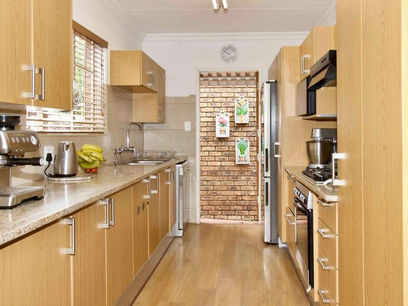 Beautiful Move in and Live Family Home. - Photo 9