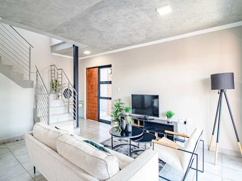Three bedroom home in secure estate - Photo 3