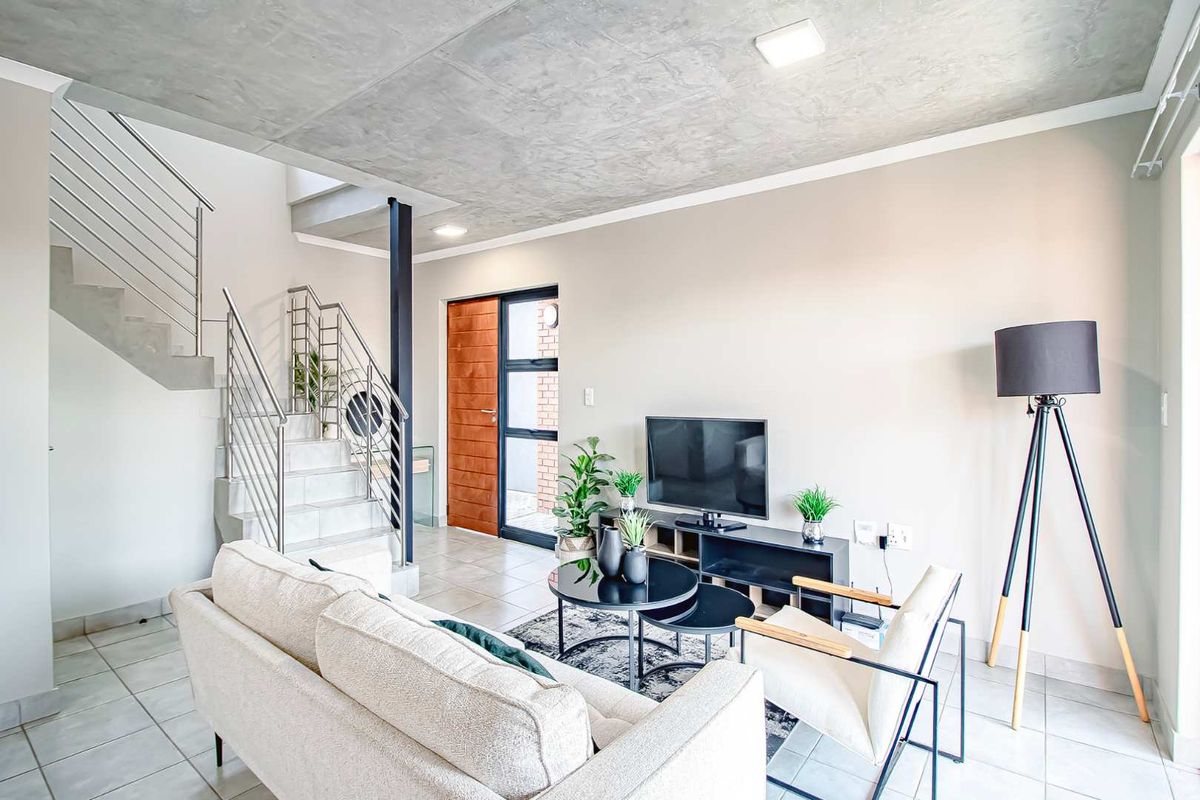 Three bedroom home in secure estate - Photo 3